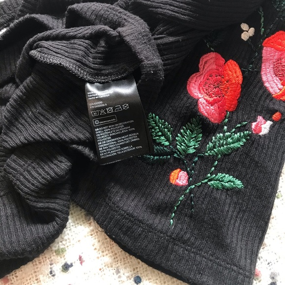 HOST PICK✨H&M Embroidered Floral Crop Top - Picture 11 of 12
